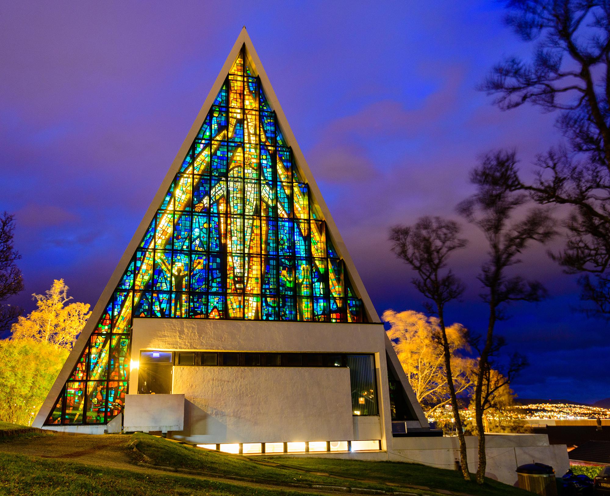 回到特罗姆瑟,发几张当地地标-北极大教堂的片子