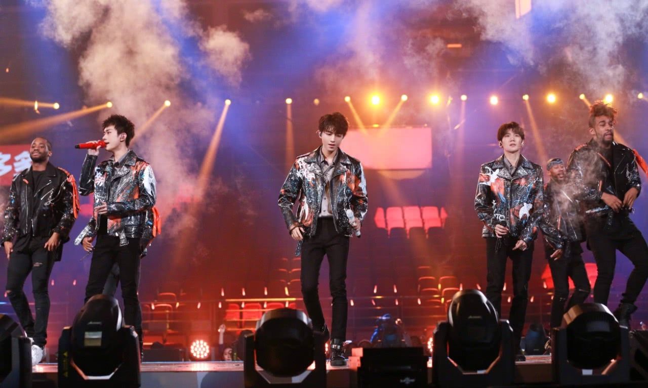 tfboys橙海登上湖南卫视,并和何炅汪涵同框,小凯反应很甜