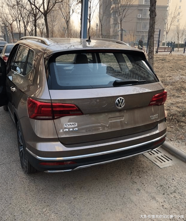 25万喜提大众途岳330旗舰, 摩登金色车身很特别, 油耗7.9l很满意