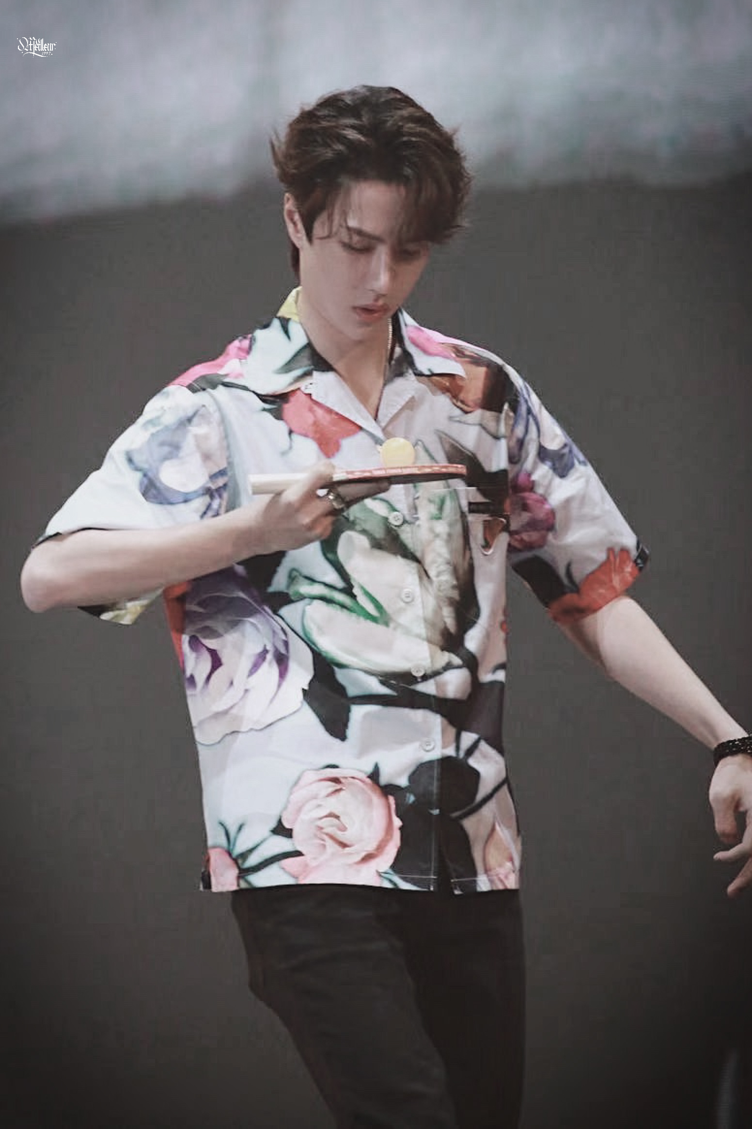 王一博陈情令泰国见面会舞台饭拍下午一身白色衬衣就是青春学长的模