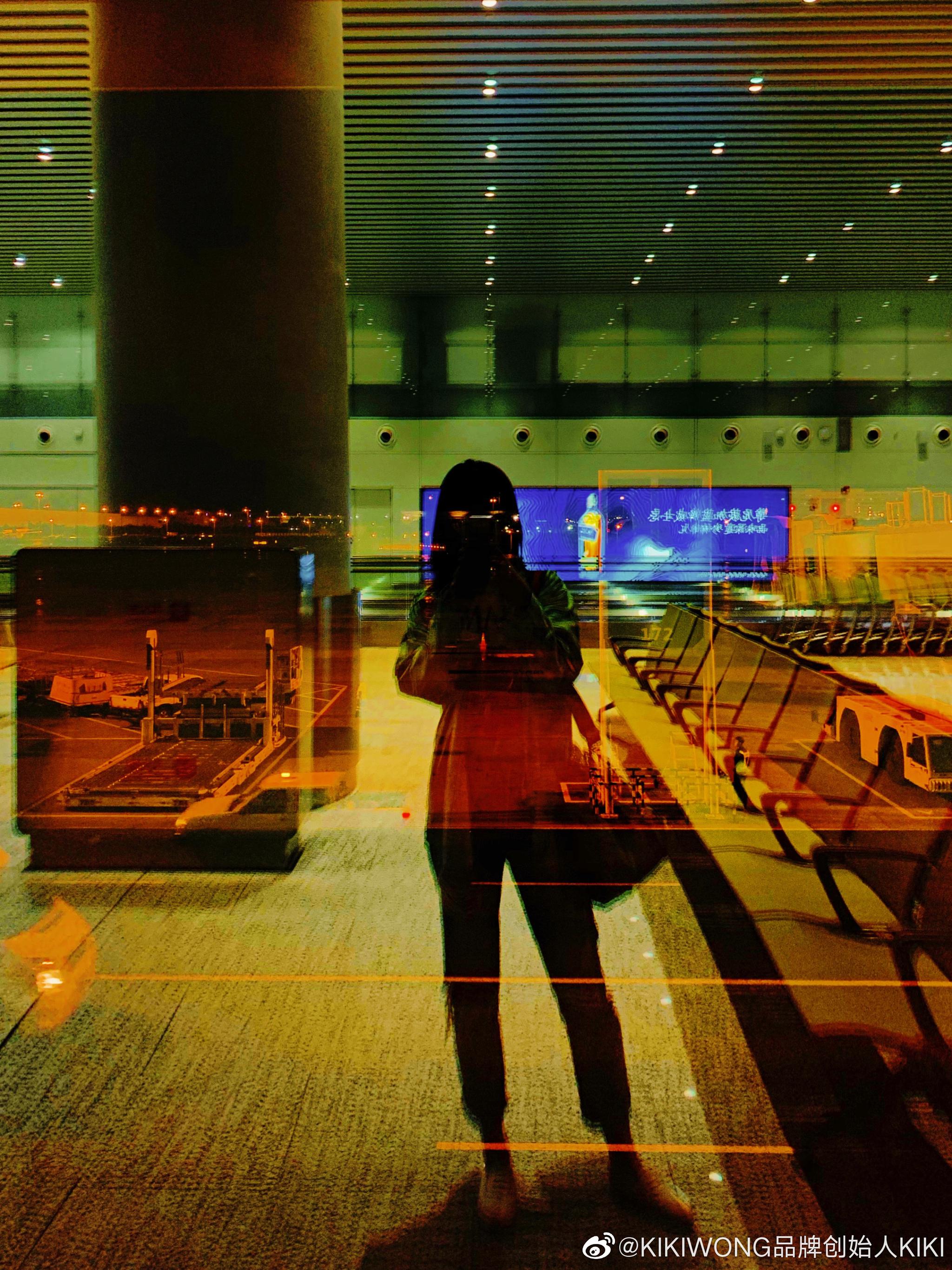 一个人在机场发憨气自拍,结果调了一组超级牛逼的颜色