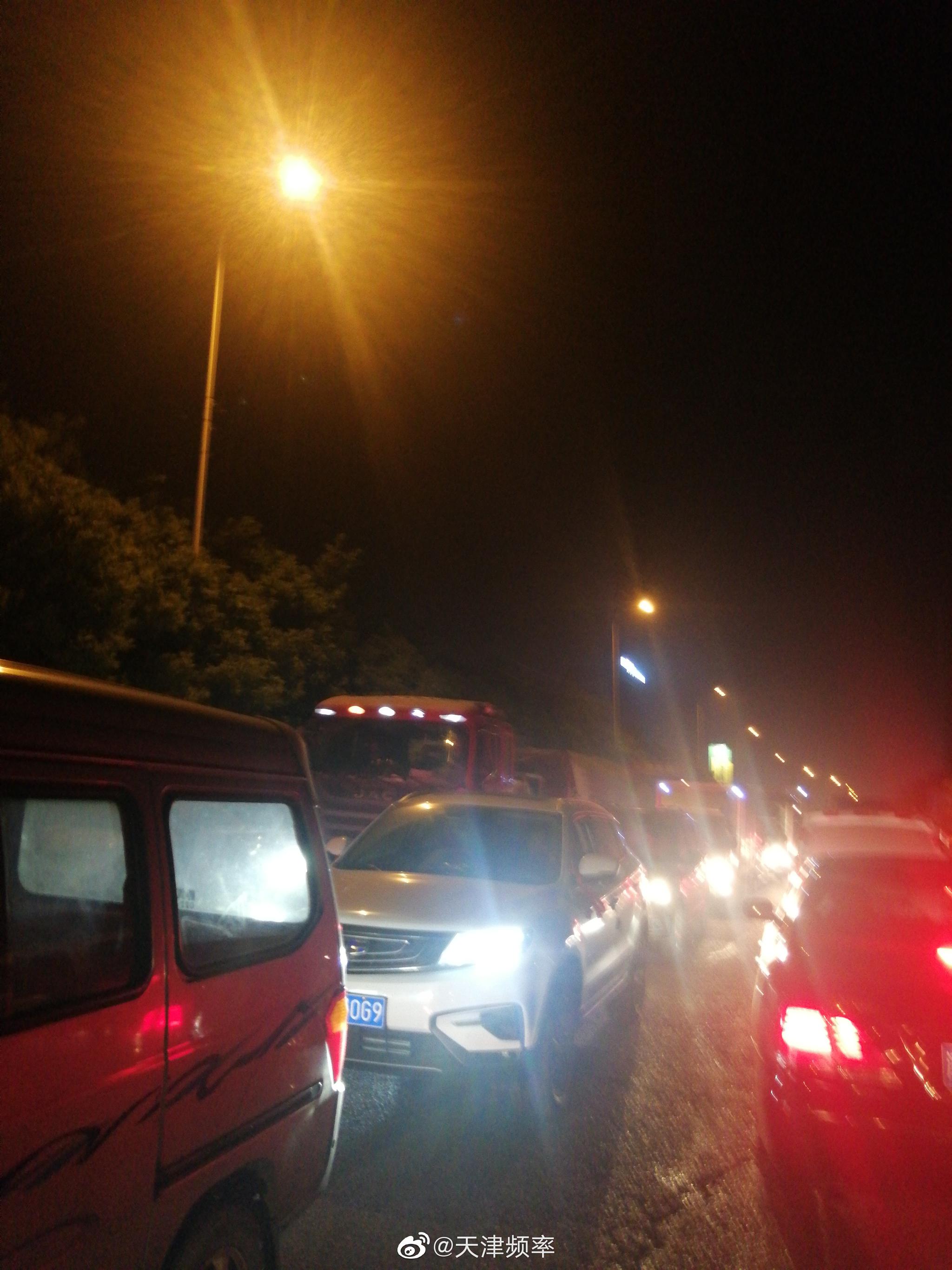 凌晨三点能够堵车堵成一条龙的地方,也就这个地方了