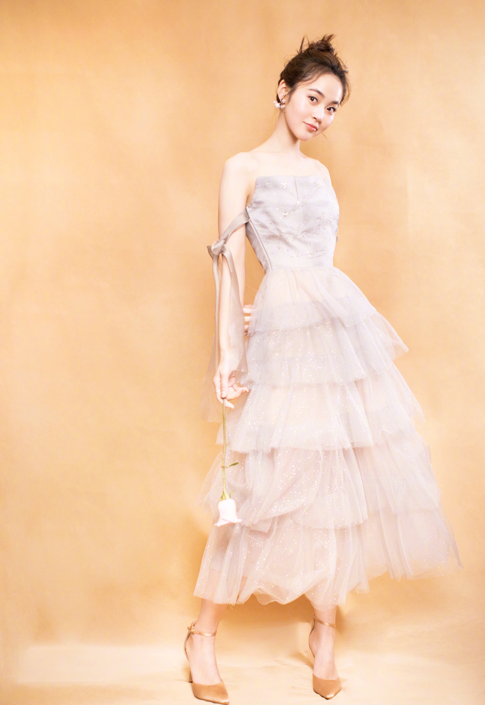 被张佳宁惊艳到了,丸子头搭配仙女裙少女又甜美,感觉只有20岁