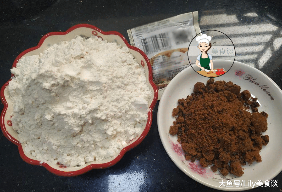 准备食材:面粉300克,开水150克,红糖50克,酵母3克.