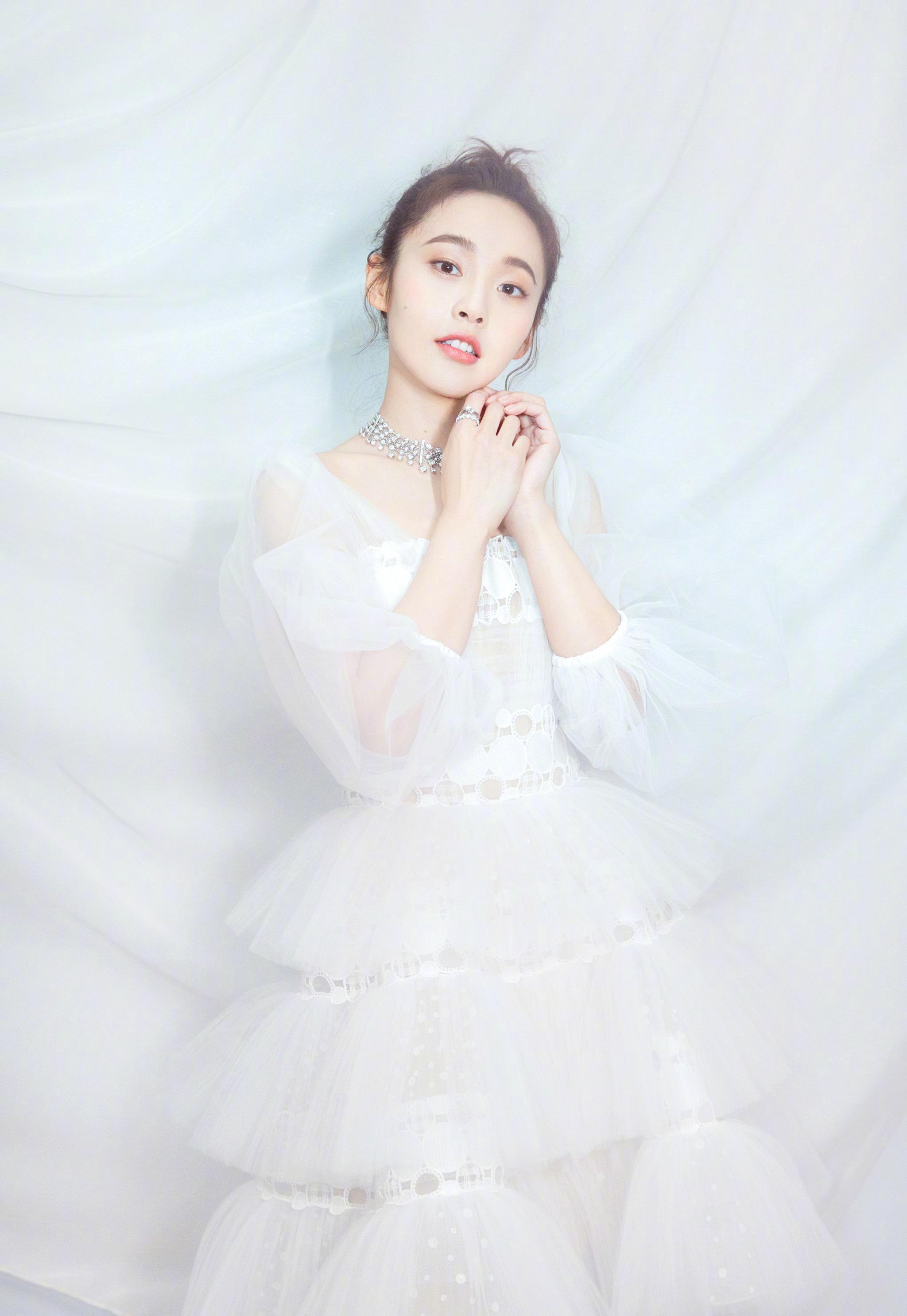 被张佳宁惊艳到了,丸子头搭配仙女裙少女又甜美,感觉只有20岁