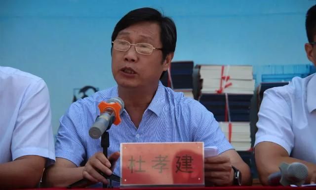 接着,副校长尚志伟,刘波宣读了表彰上一学期取得优异成绩的同学名单