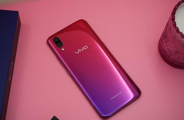 据悉,新一代oppo r19系列将会全面采用升降镜头设计,屏占比将会进一步