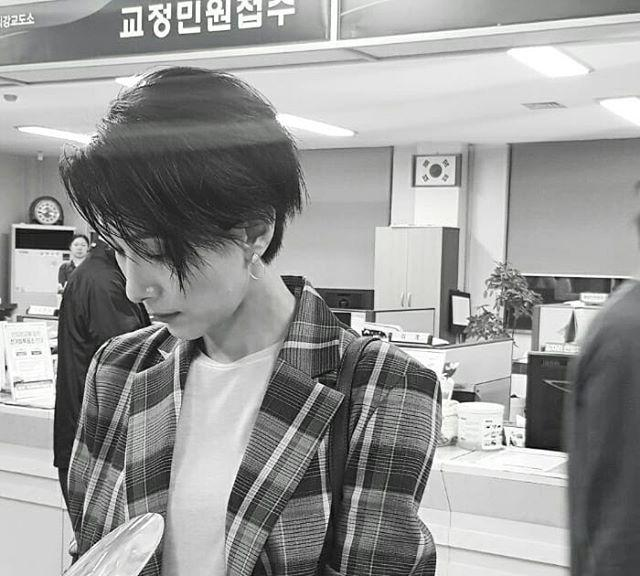 45岁金瑞亨凭借冷血教师再次翻红!露锁骨拍杂志脖颈线条超紧致!