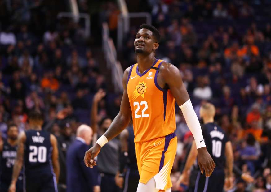 太阳队中锋迪安德·艾顿(deandre ayton)暂时发现自己是替补球员,他