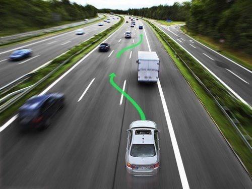 非机动车在单向机动车道内行驶中追尾前方车辆，但前方车辆存在存在实线变道转向行为，改事故怎样认定？