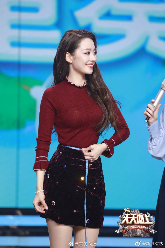 吉娜爱丽丝gina 在《天天向上》大秀好身材