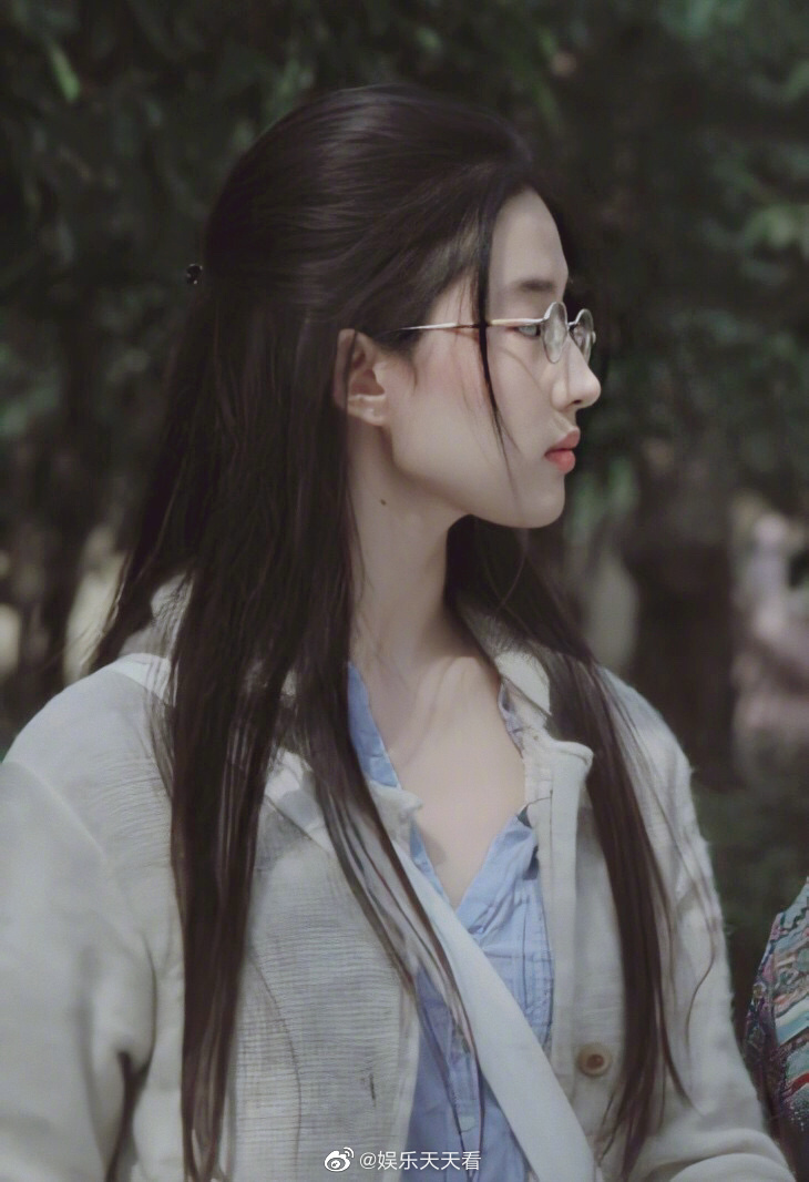 刘亦菲拍摄《恋爱通告》时纯素颜出镜