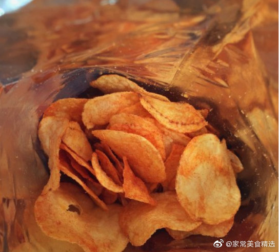 薯片劲爆鸡米花~鸡丁稍微用盐和黑胡椒腌渍一下倒进碎薯片里