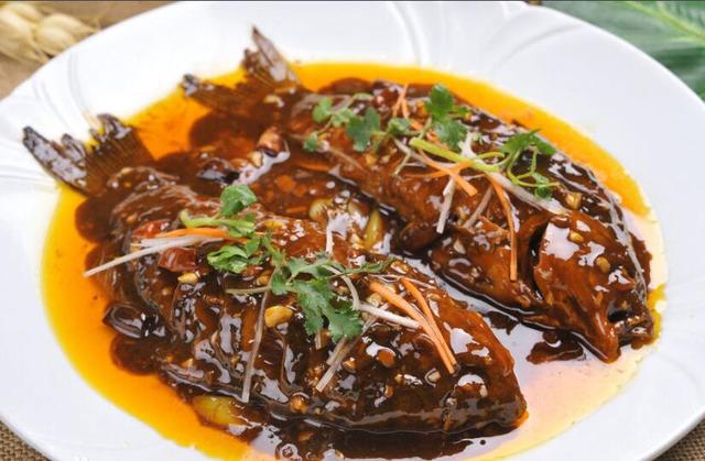 酱焖鲫鱼色香味俱全,做法简单,鱼肉细嫩,味甜美,营养价值很高