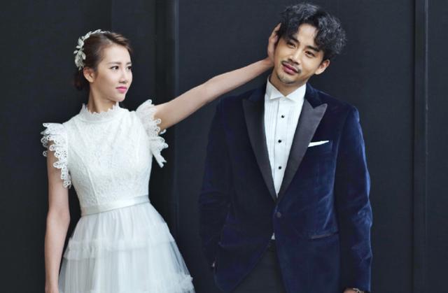 弦子深夜发九宫格福利,晒全家照,依靠在丈夫李茂怀里很是幸福