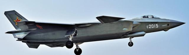 图:歼20上舰,起落架和附近相关的机身结构必然要做加强,但并不比从苏