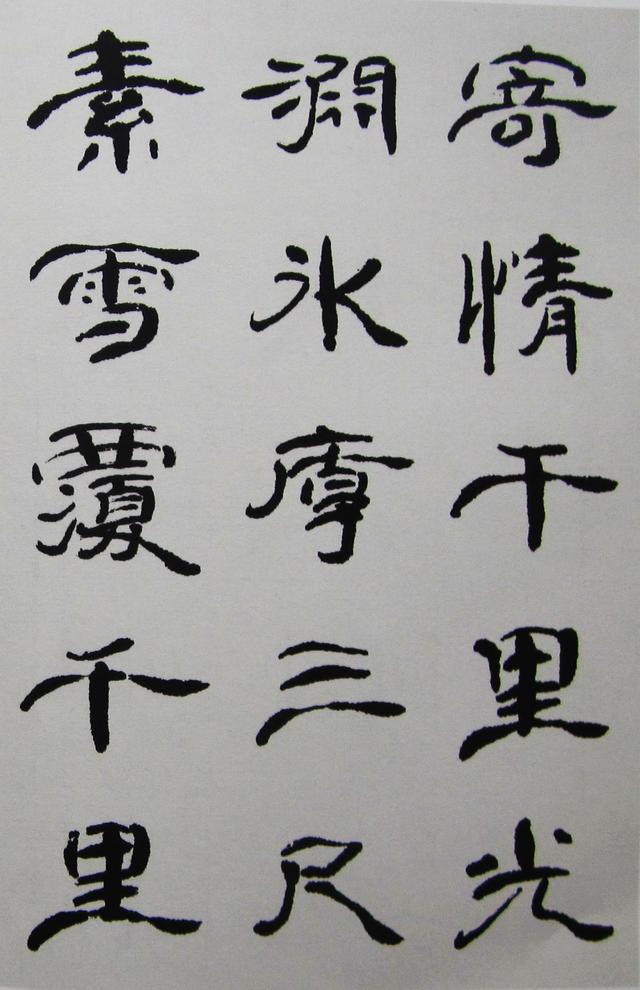 秋风入窗里,罗帐起飘飏.仰头看明月,寄情千里光.