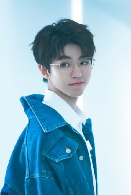 王俊凯的治愈系笑容,全脸360度无死角,网友:想偷回家慢慢欣赏