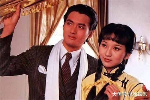 《上海滩》新旧版许文强为冯程程打伞, 一个细节看出巨大差距