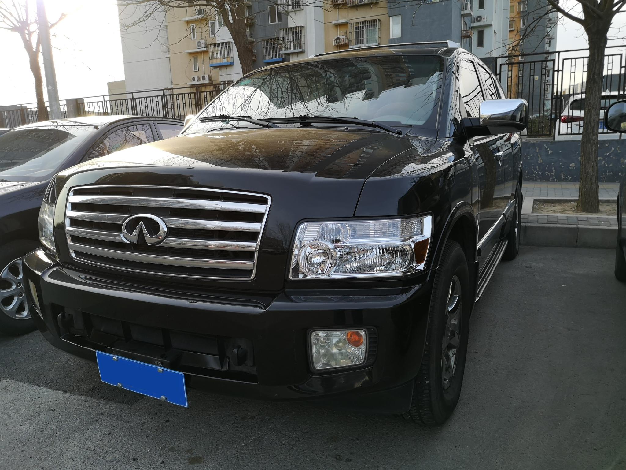 酷似小装甲 街边偶遇第一代英菲尼迪qx56美式suv