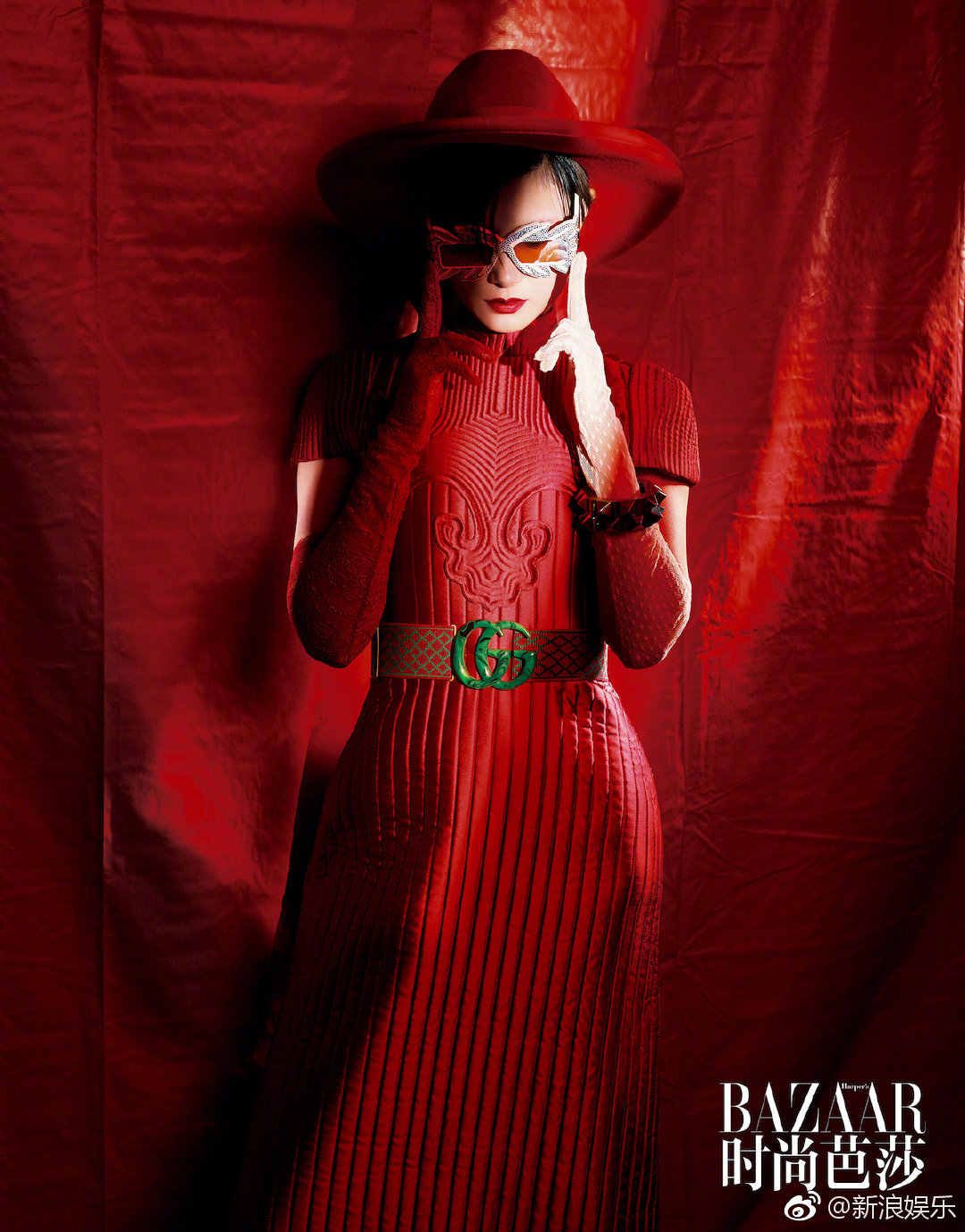 李宇春 登《时尚芭莎》2019开年刊封面,演绎红红火火的"开年红"|年刊