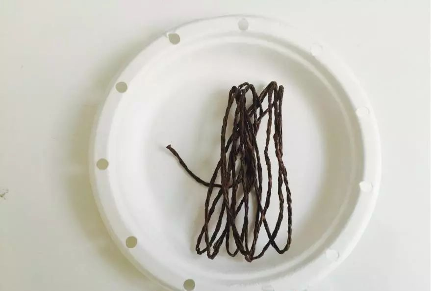 有序的穿过纸盘的纸孔,并让纸绳从横交错的分布在纸盘上,像蛛丝一样