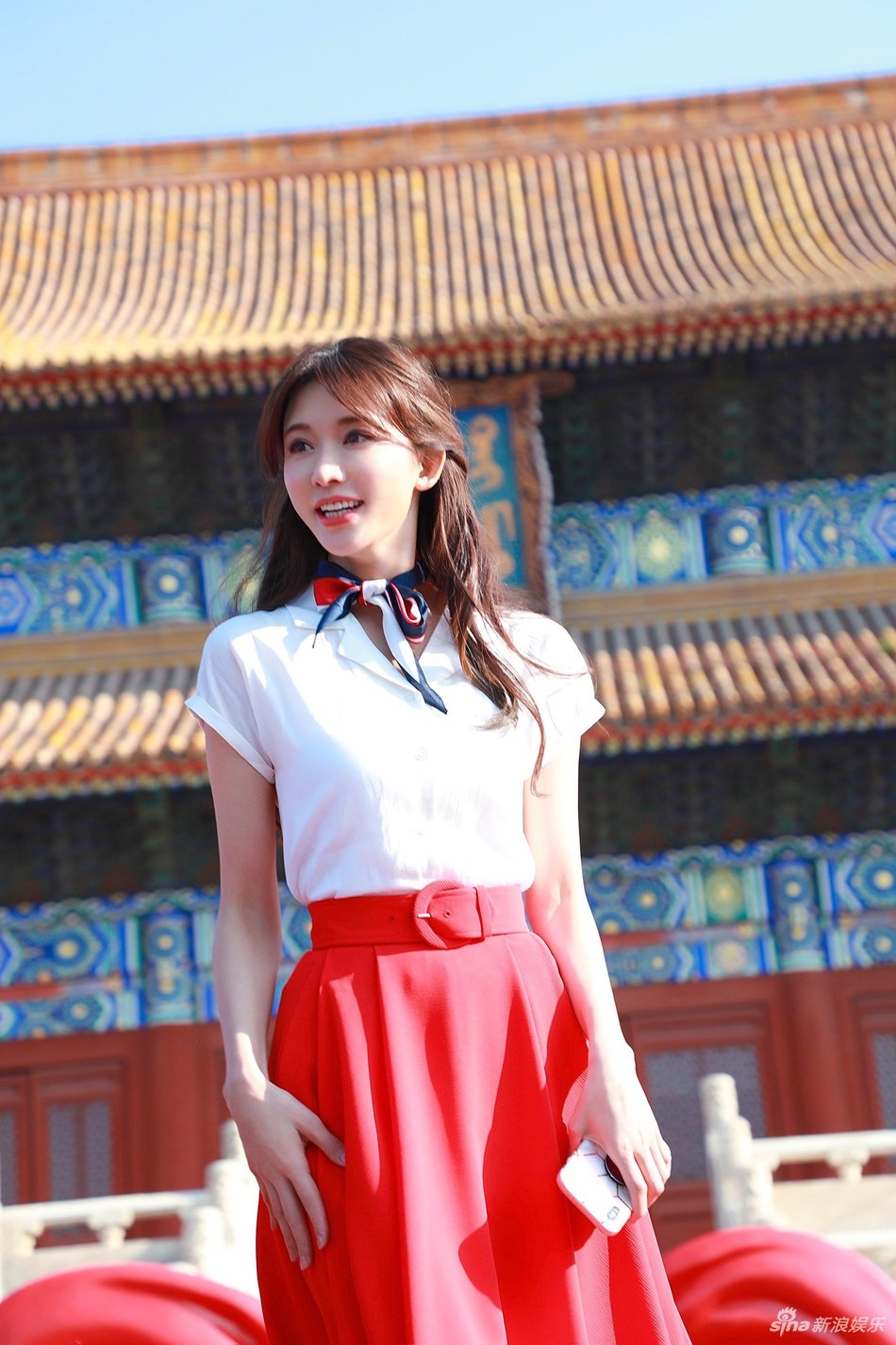 林志玲白衬衫红裙大方优雅