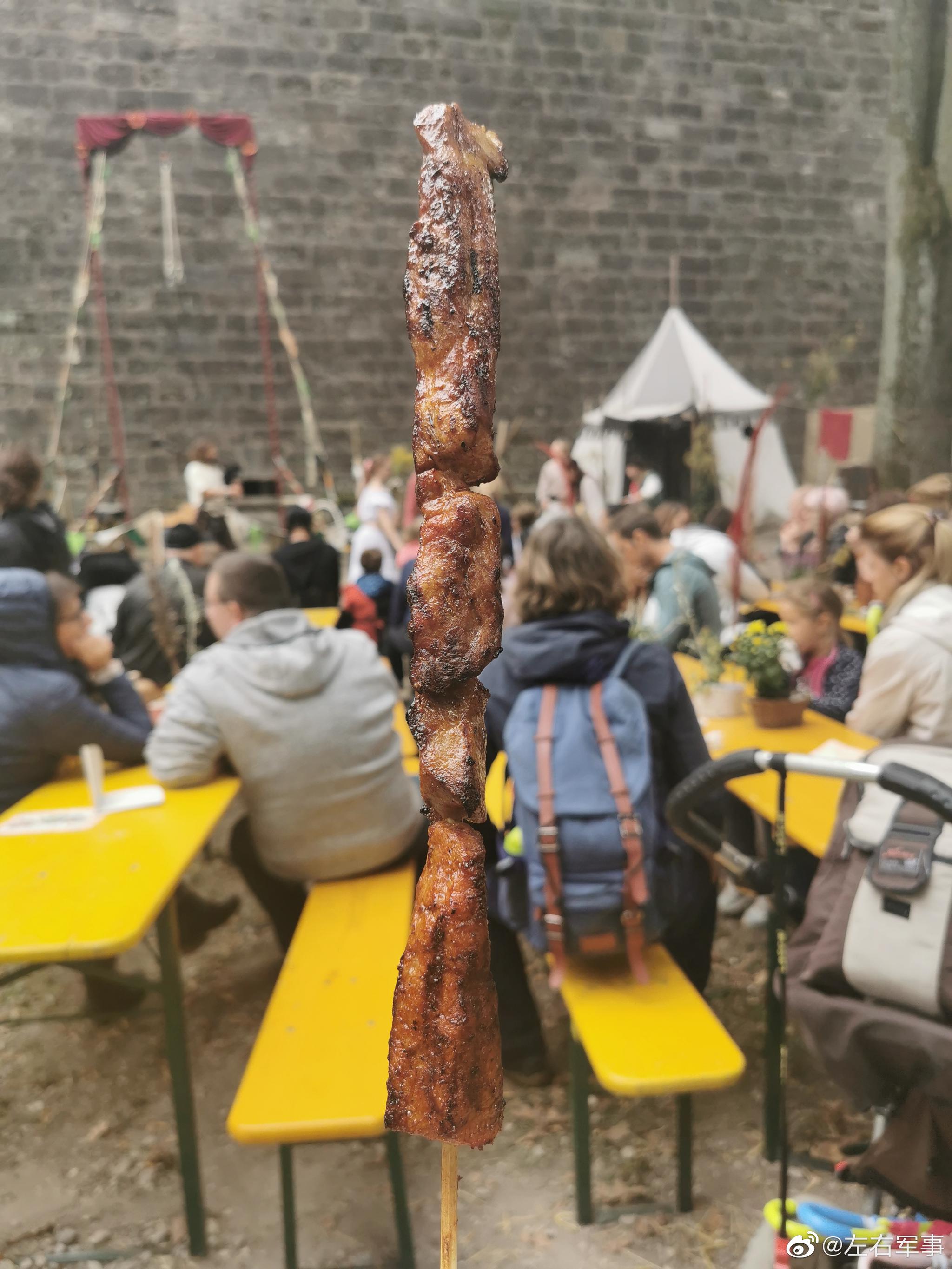 中世纪节上的德国烤肉