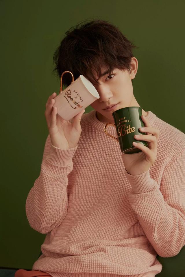 易烊千玺全新宣传照出炉!粉色居家小王子光脚丫展现质朴之心!