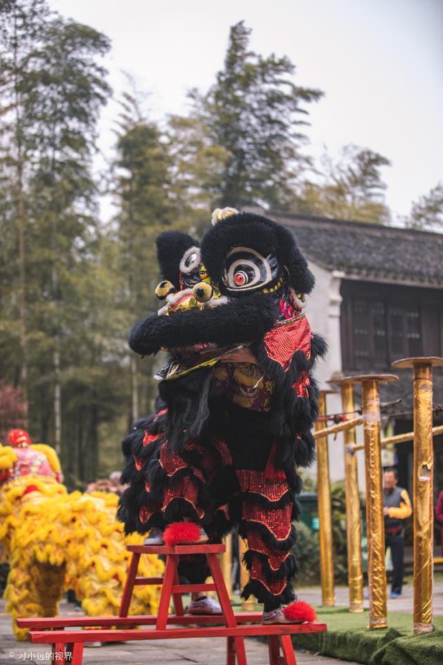 舞狮还分刘关张，走出电影，现实中看一场黄飞鸿系列精彩舞狮|牌坊|舞狮|南狮_新浪新闻
