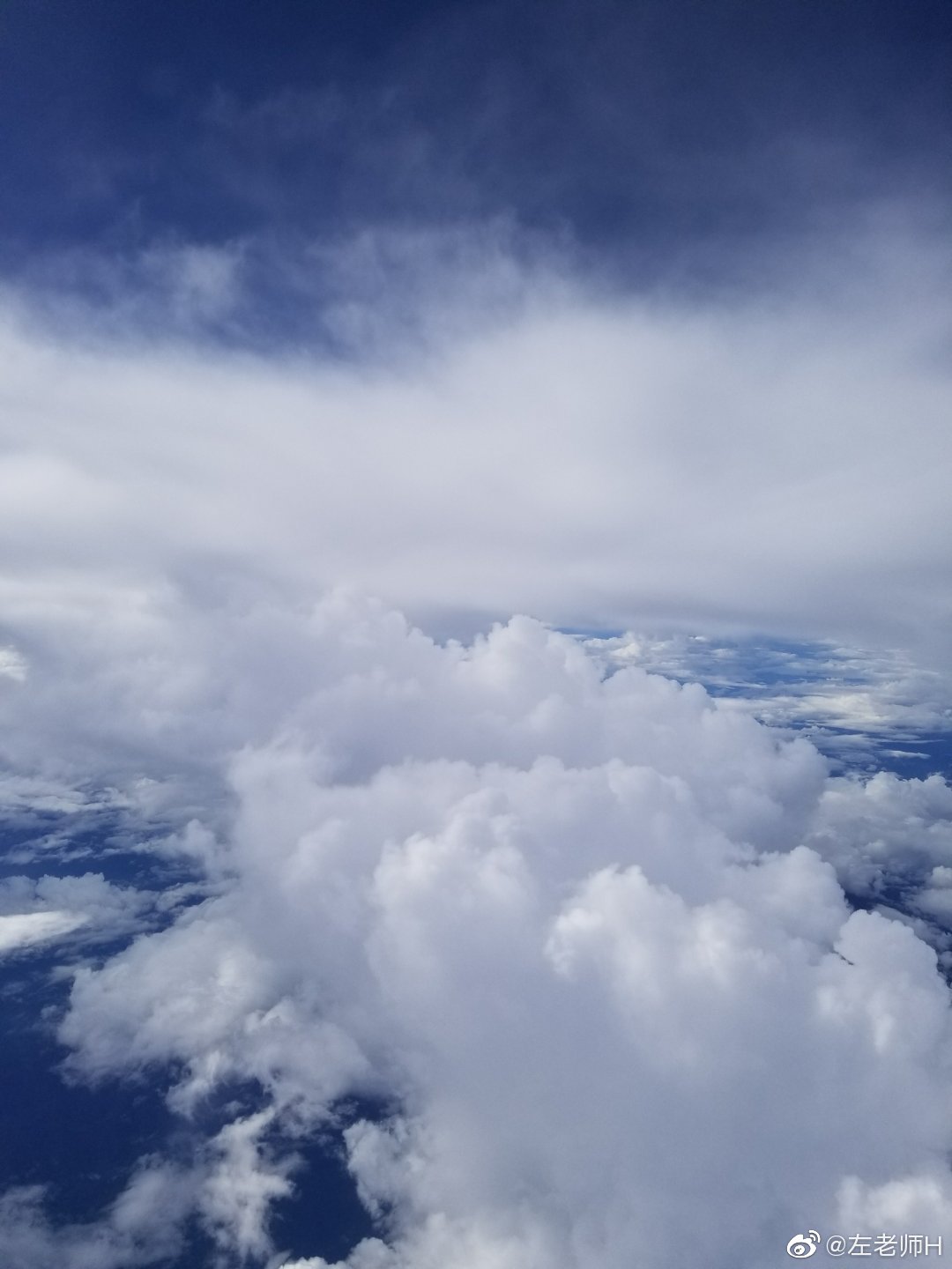 飞行在云端之上俯瞰云卷云舒