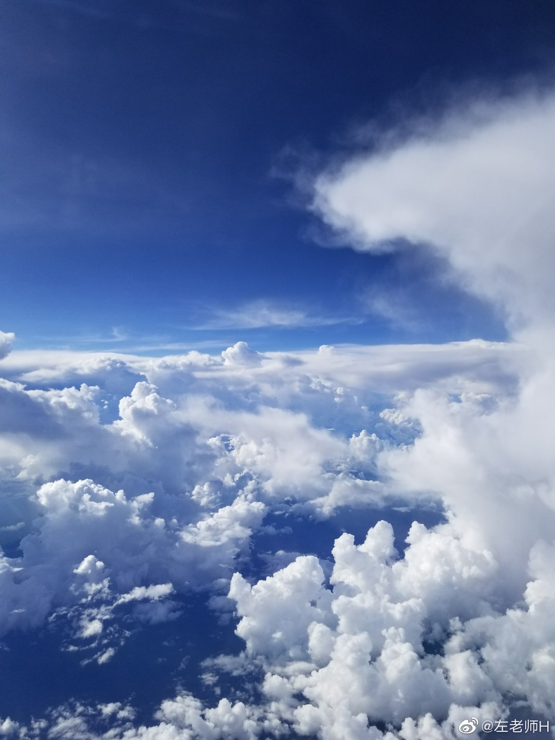 飛行在雲端之上俯瞰雲捲雲舒