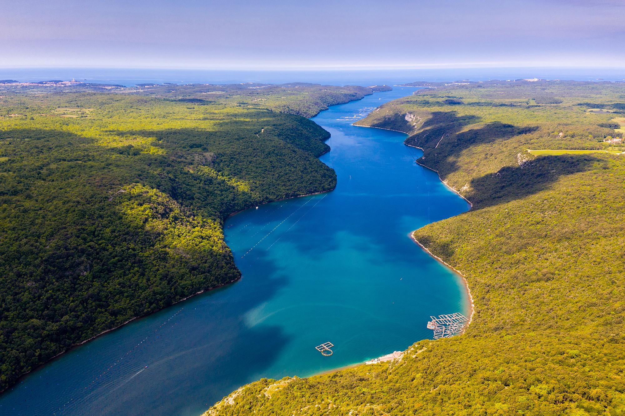 克罗地亚的利姆峡湾,总长35公里,深深地切入陆地之中