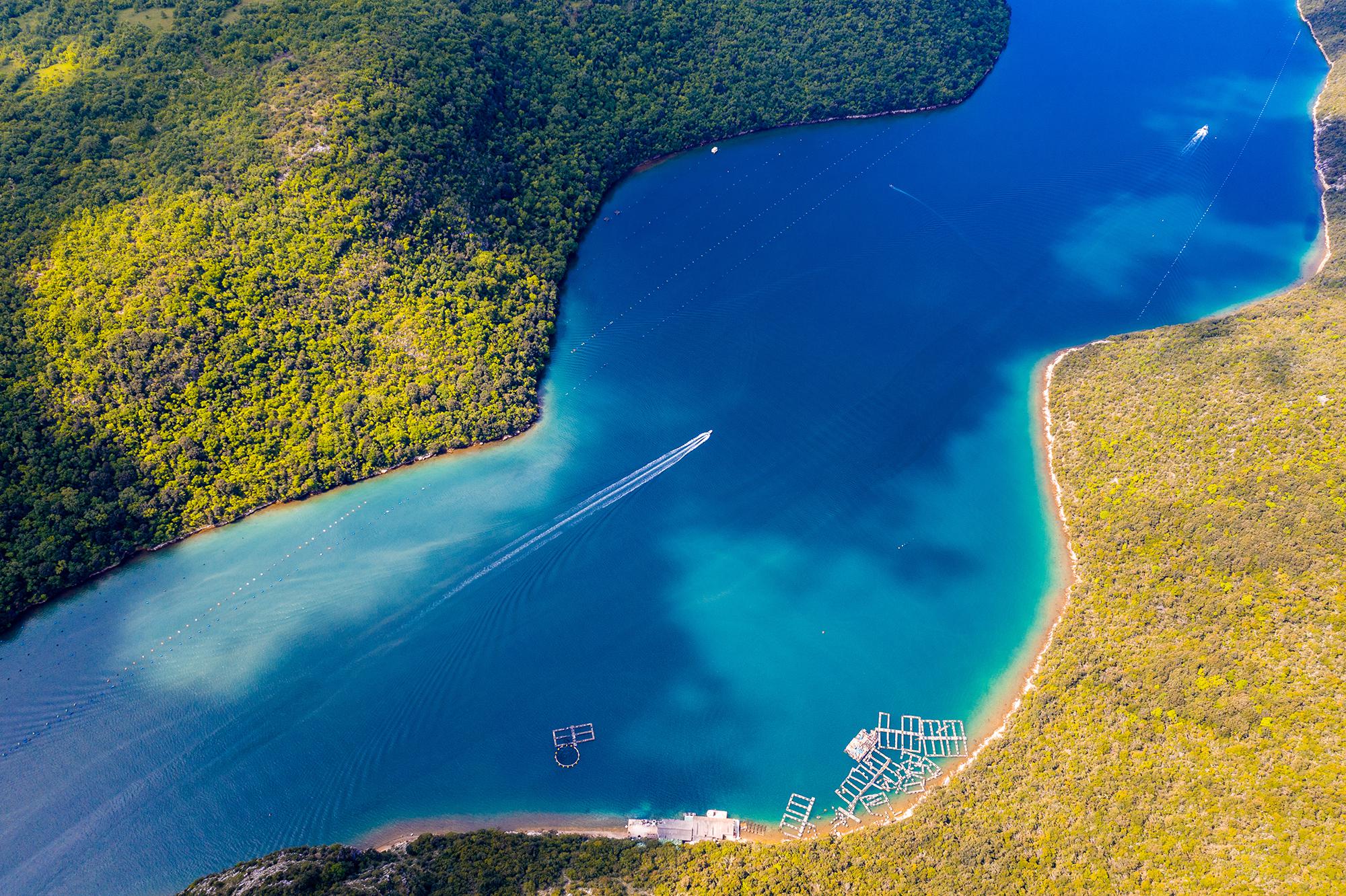 克罗地亚的利姆峡湾,总长35公里,深深地切入陆地之中