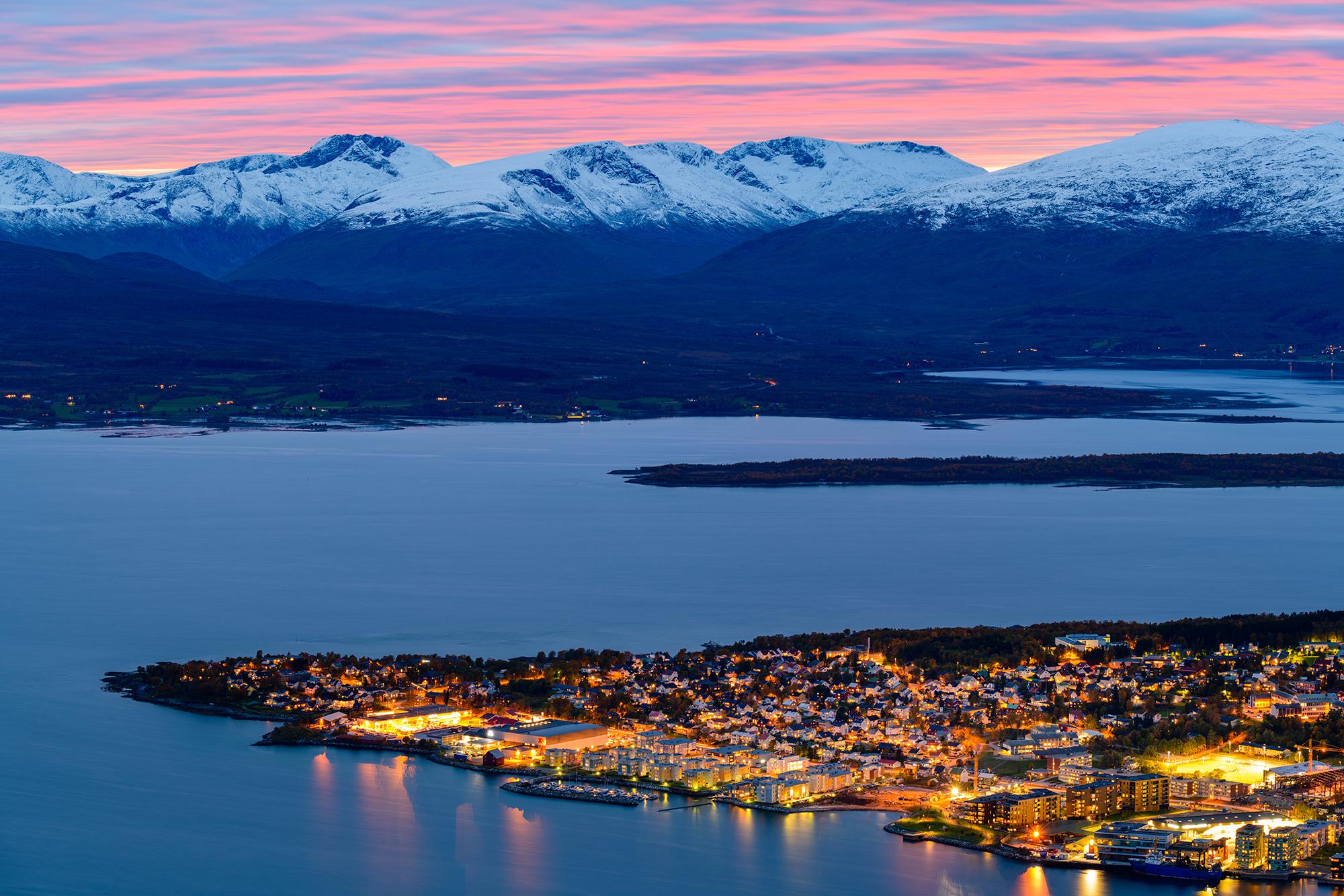 第一天,挪威小城特罗姆瑟,就用如此热烈的火烧云来迎接我们!