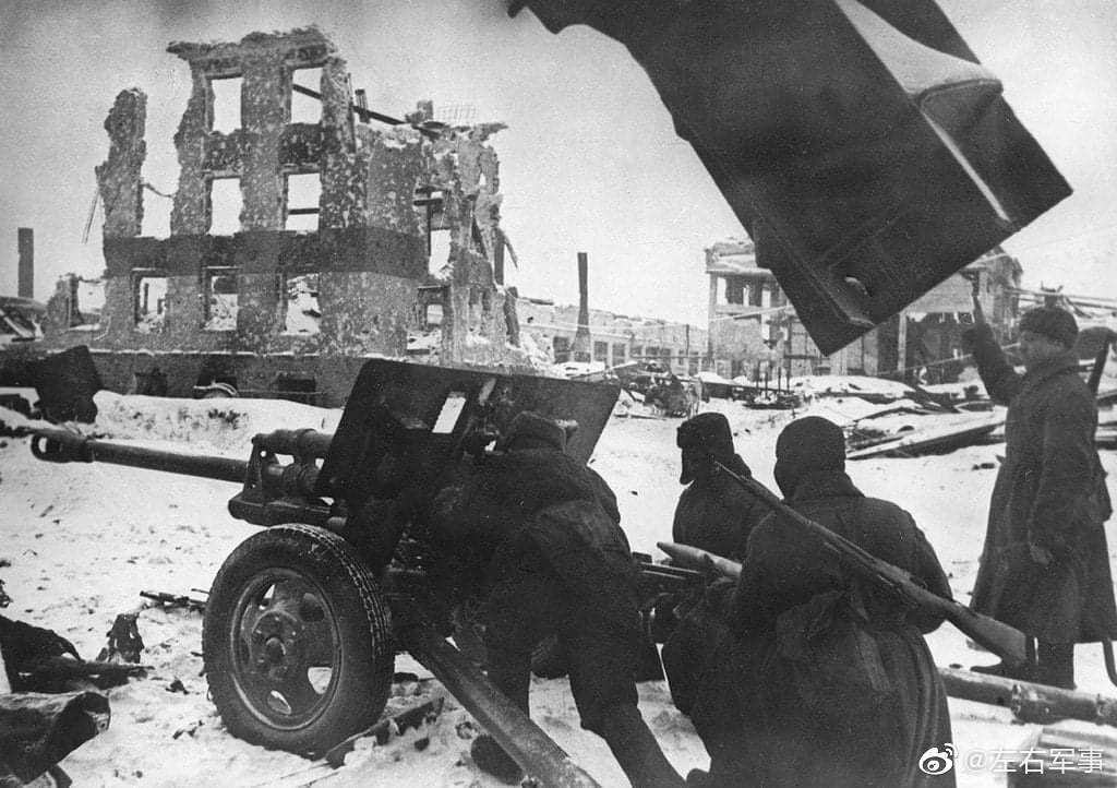 1942年,斯大林格勒的苏军炮兵