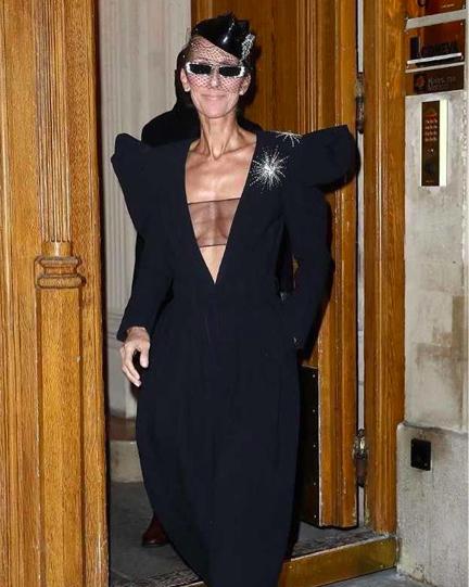 席琳迪翁时装周暴瘦引忧超低v着装下瘦骨嶙峋仿佛老了20岁