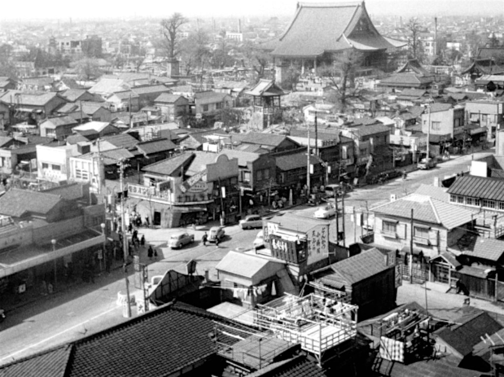 日本东京1957年,银座大道上的摩登男女