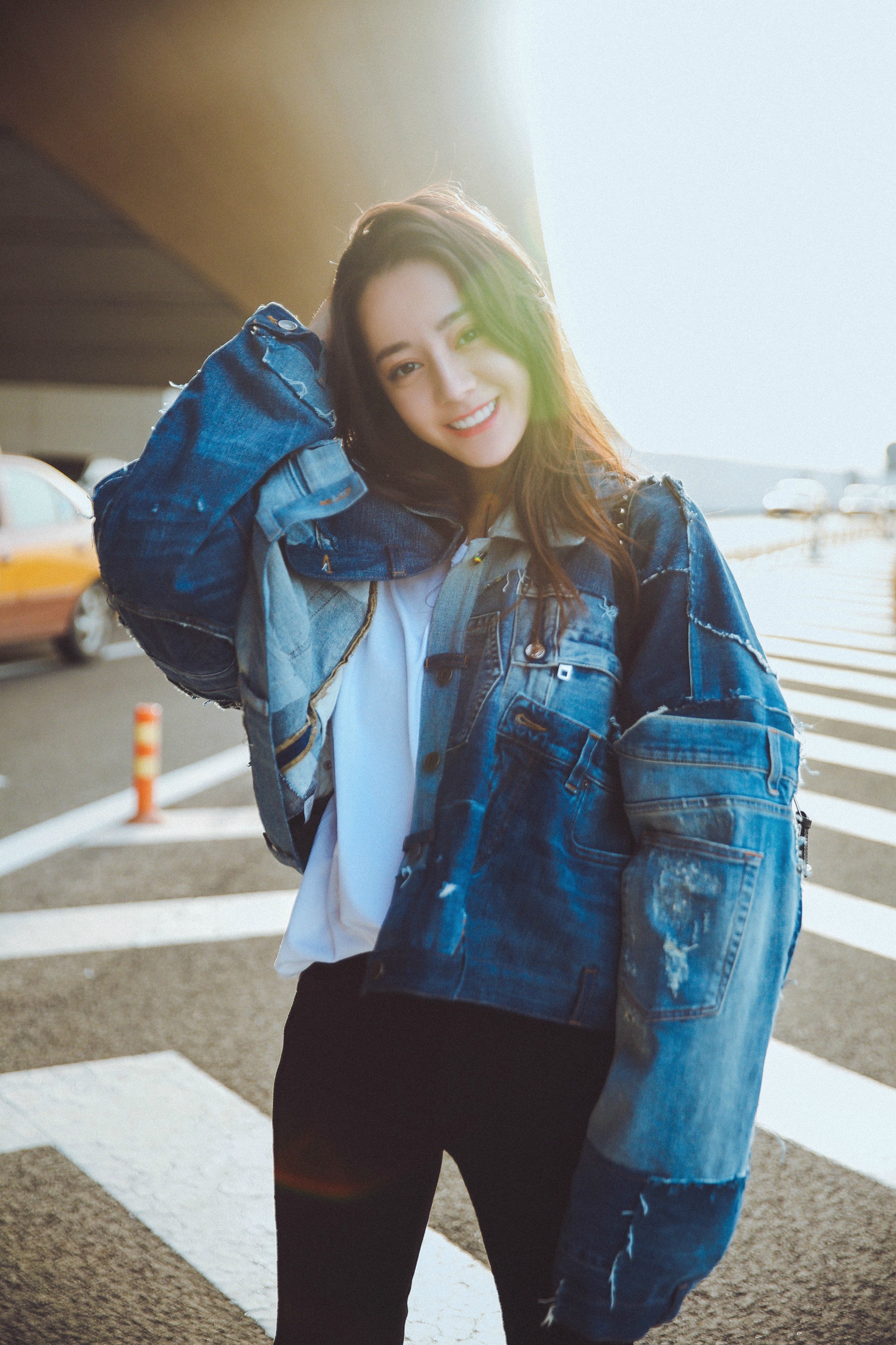 迪丽热巴身穿补丁牛仔衣大秀长腿,长发飞舞星味十足.