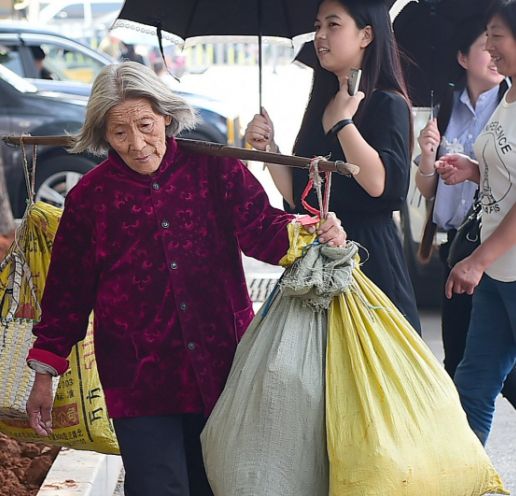 75岁老人一根扁担谋生活,30公里卖菜路走了9年,午饭馒头白开水