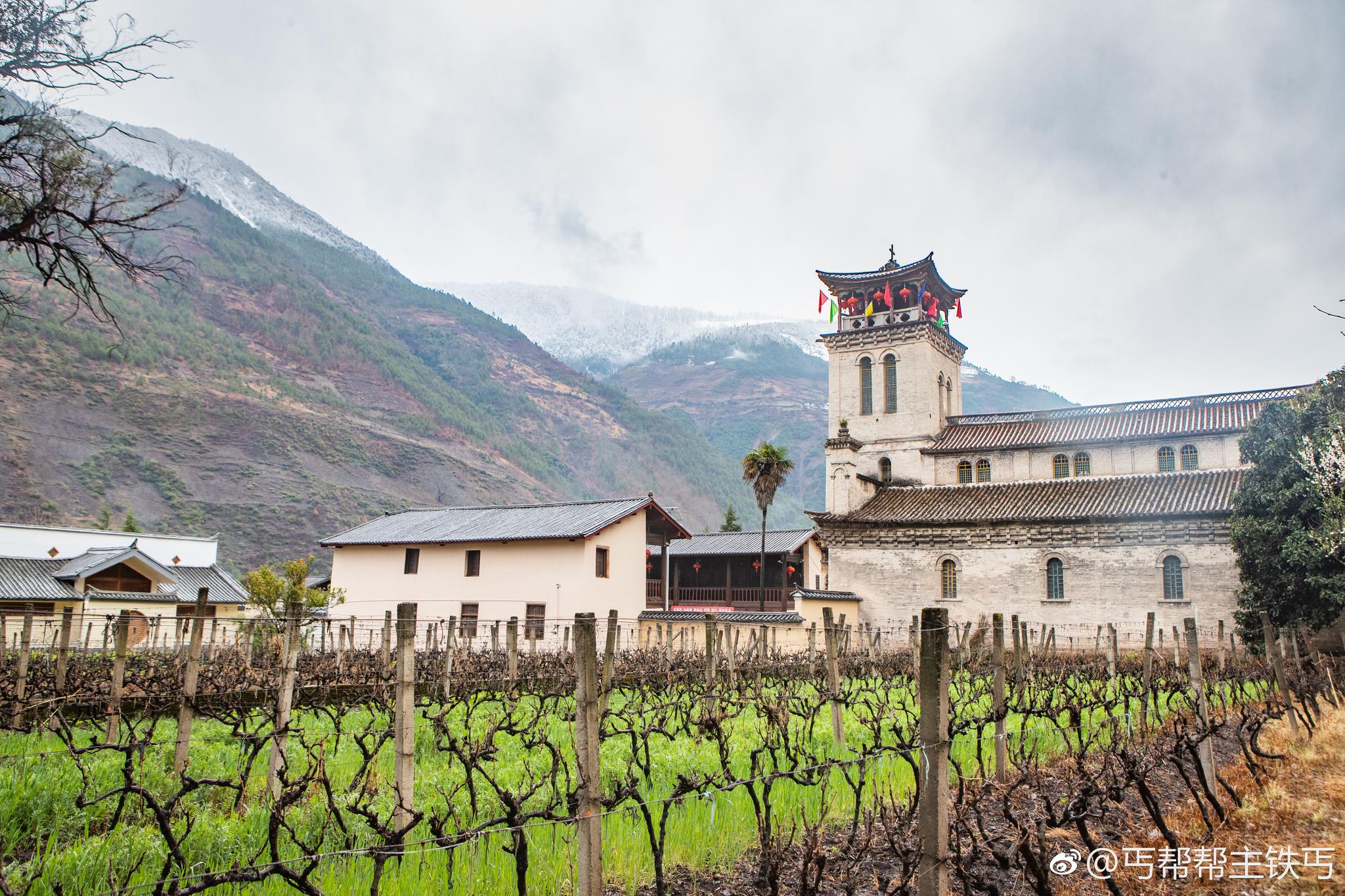 茨中村位于梅里雪山和碧罗雪山交界处的处澜沧江峡谷地带