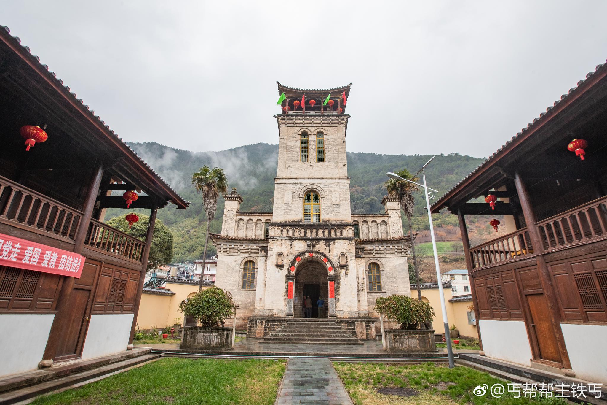 茨中村位于梅里雪山和碧罗雪山交界处的处澜沧江峡谷地带