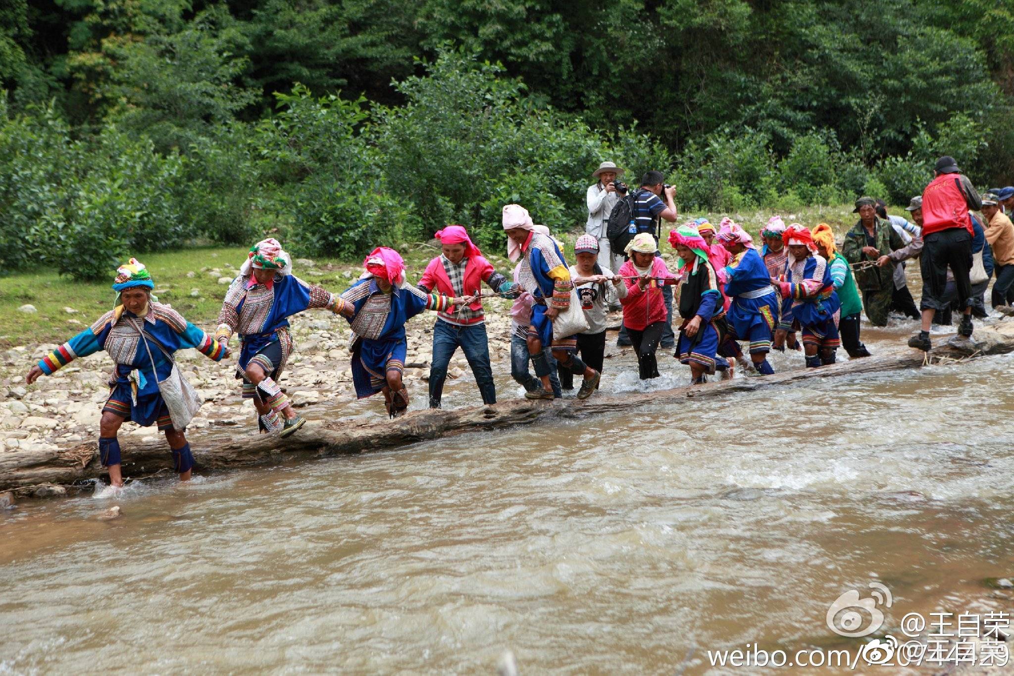 临沧市临翔区南美拉祜族乡的搭桥节，是非常具有民族特色的一个节日|搭桥|拉祜族|南美_新浪新闻