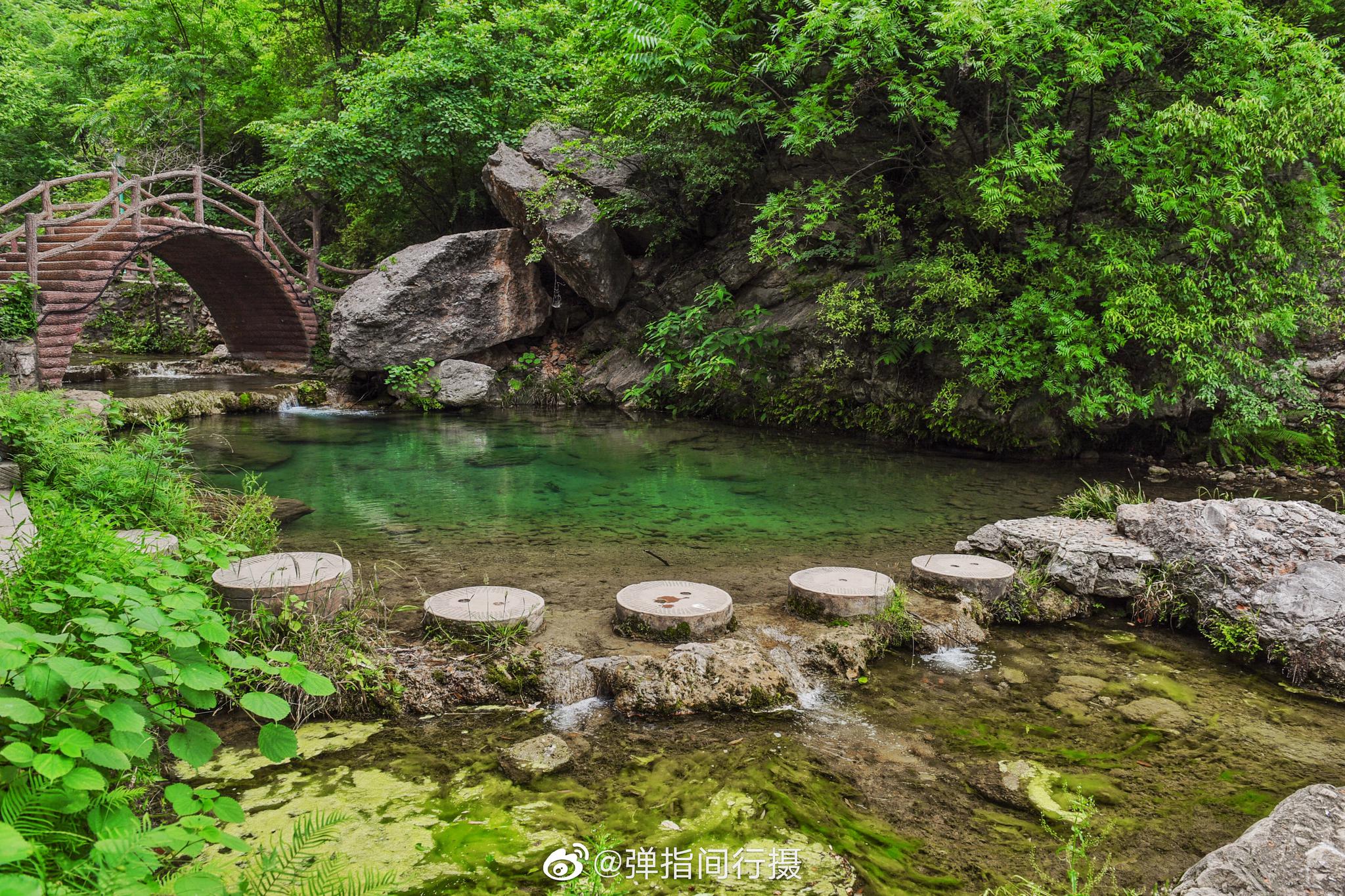 崖崖峭立瀑瀑飞泻潭潭清幽夏日里的河南淅川坐禅谷美景