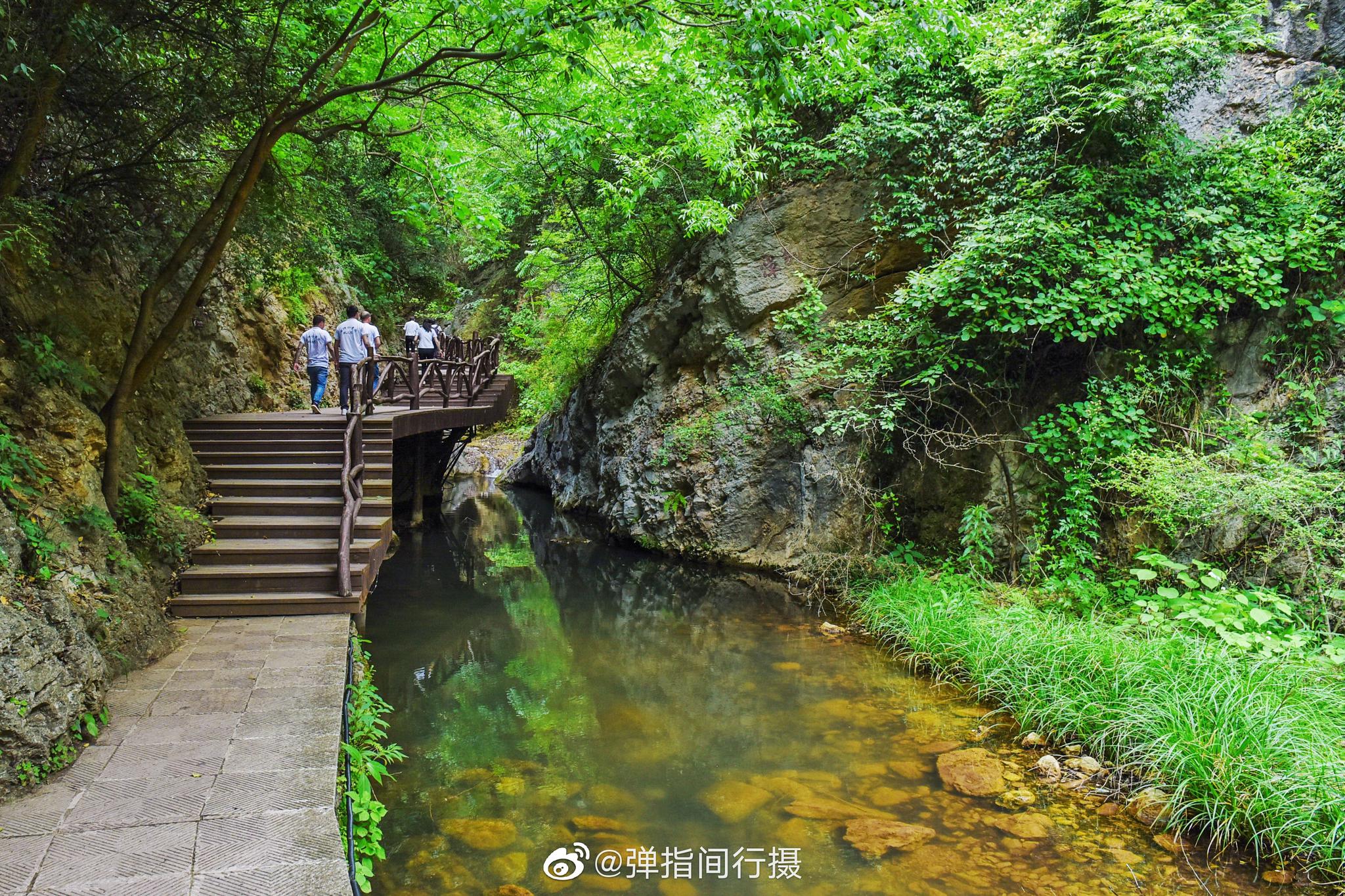 崖崖峭立瀑瀑飞泻潭潭清幽夏日里的河南淅川坐禅谷美景