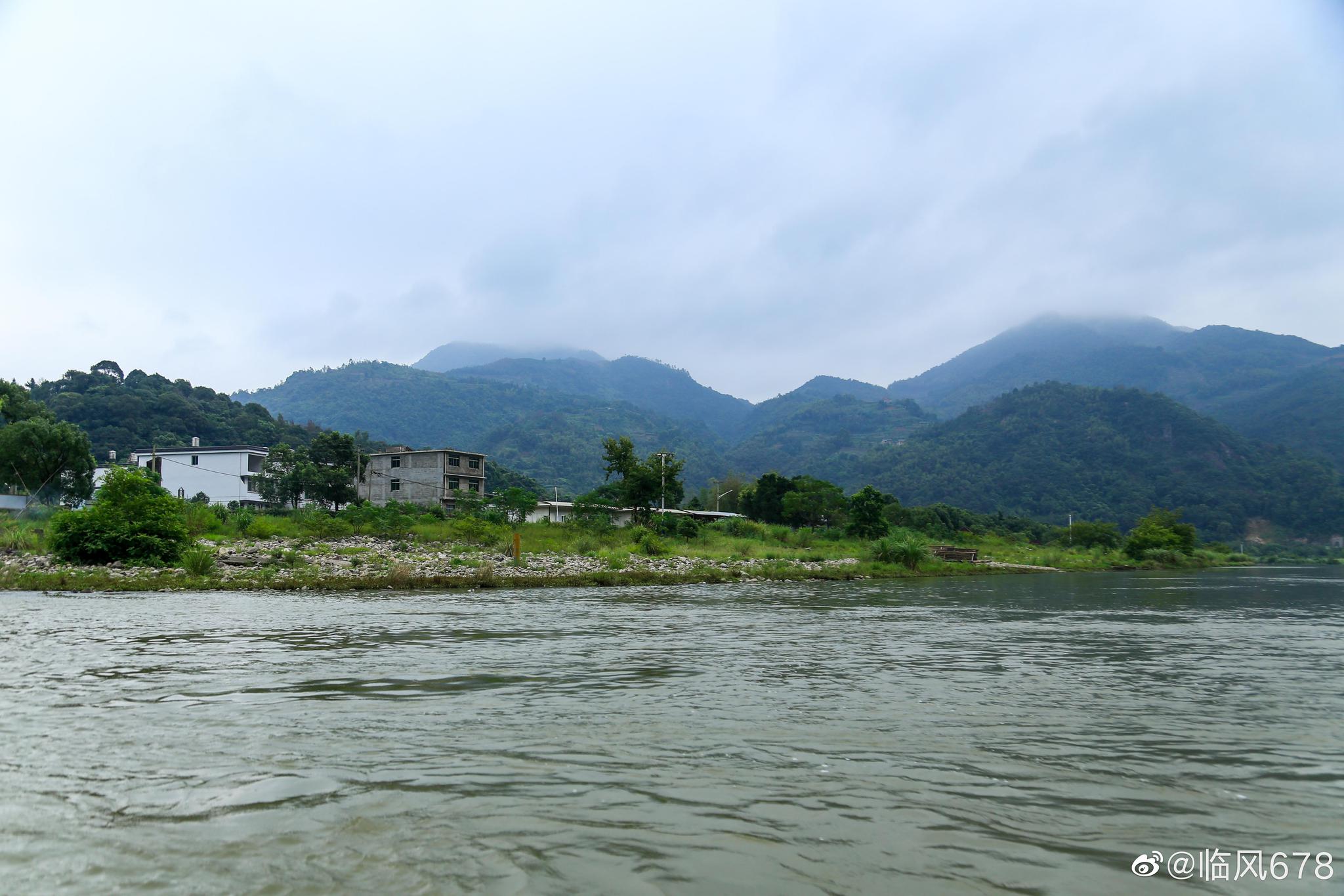 雨中漂流梦幻九鲤溪,岸边景色美如画,又名赤溪