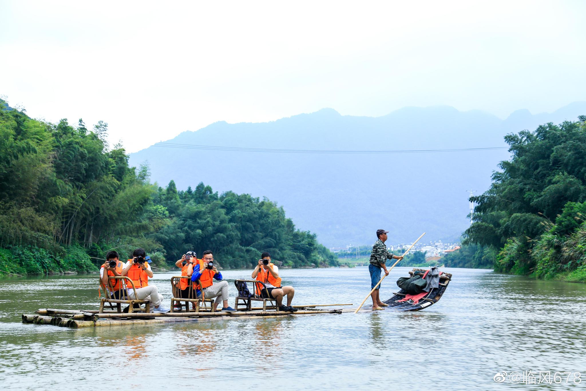 雨中漂流梦幻九鲤溪,岸边景色美如画,又名赤溪