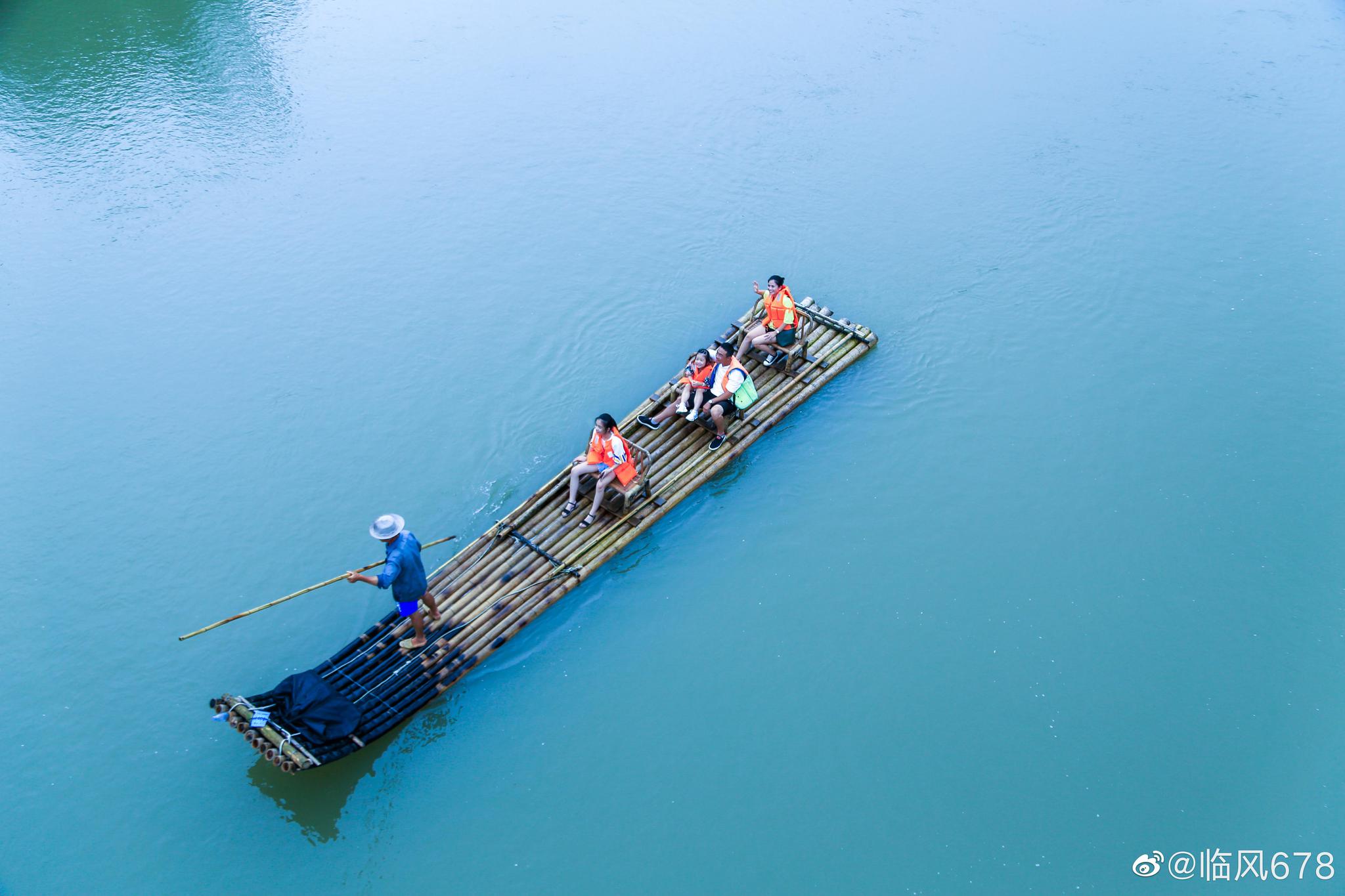 雨中漂流梦幻九鲤溪,岸边景色美如画,又名赤溪