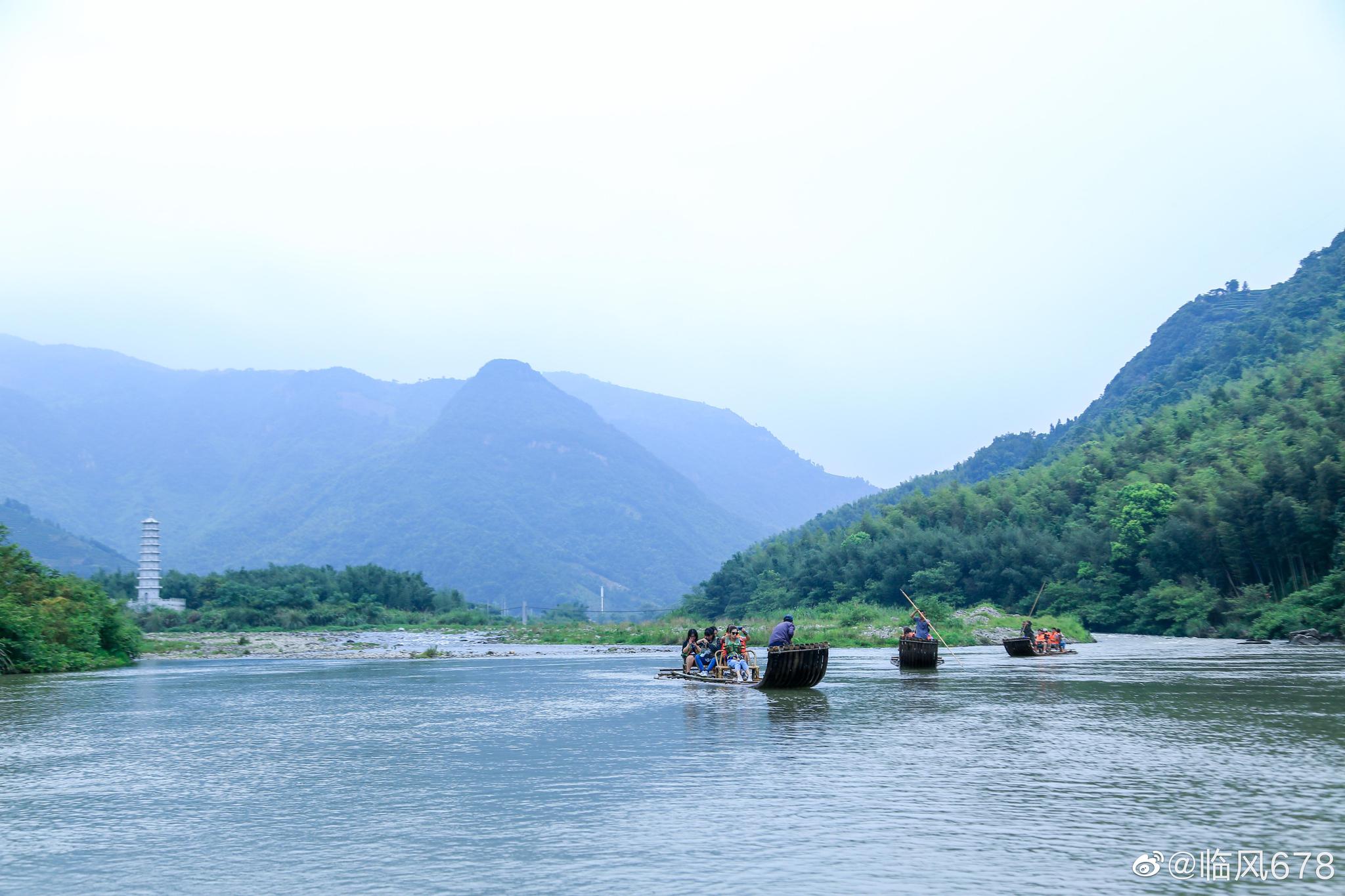 雨中漂流梦幻九鲤溪,岸边景色美如画,又名赤溪