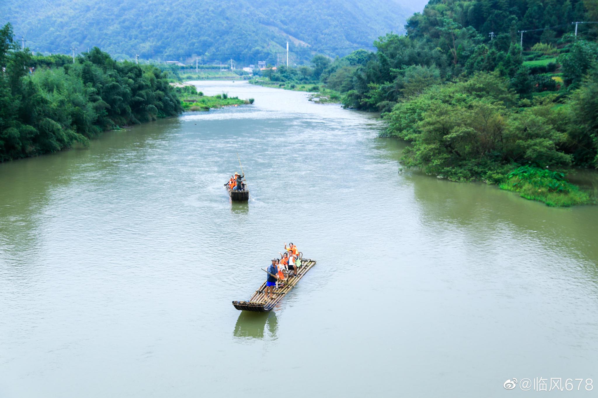 雨中漂流梦幻九鲤溪,岸边景色美如画,又名赤溪